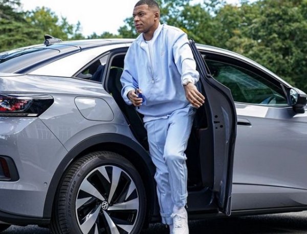 Една от най-новите снимки в Instagram показва как футболистът слиза от сребрист Volkswagen ID.5 , който е изцяло електрически. Предлага се в три варианта, Pro, Pro Performance и GTX, като последният използва оформление с двойно задвижване на четирите колела с начална цена от $58 100.